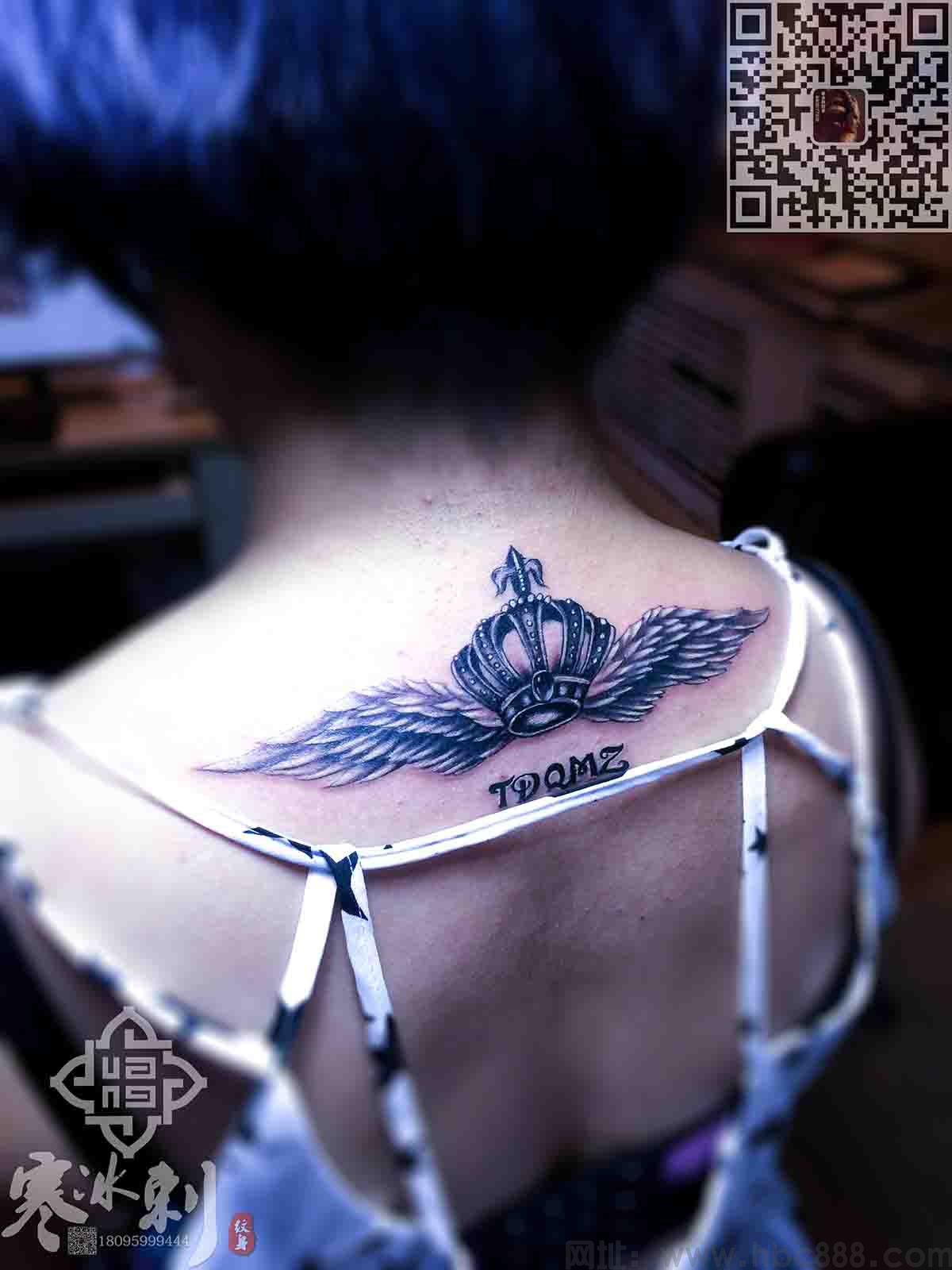 后背翅膀皇冠纹身​