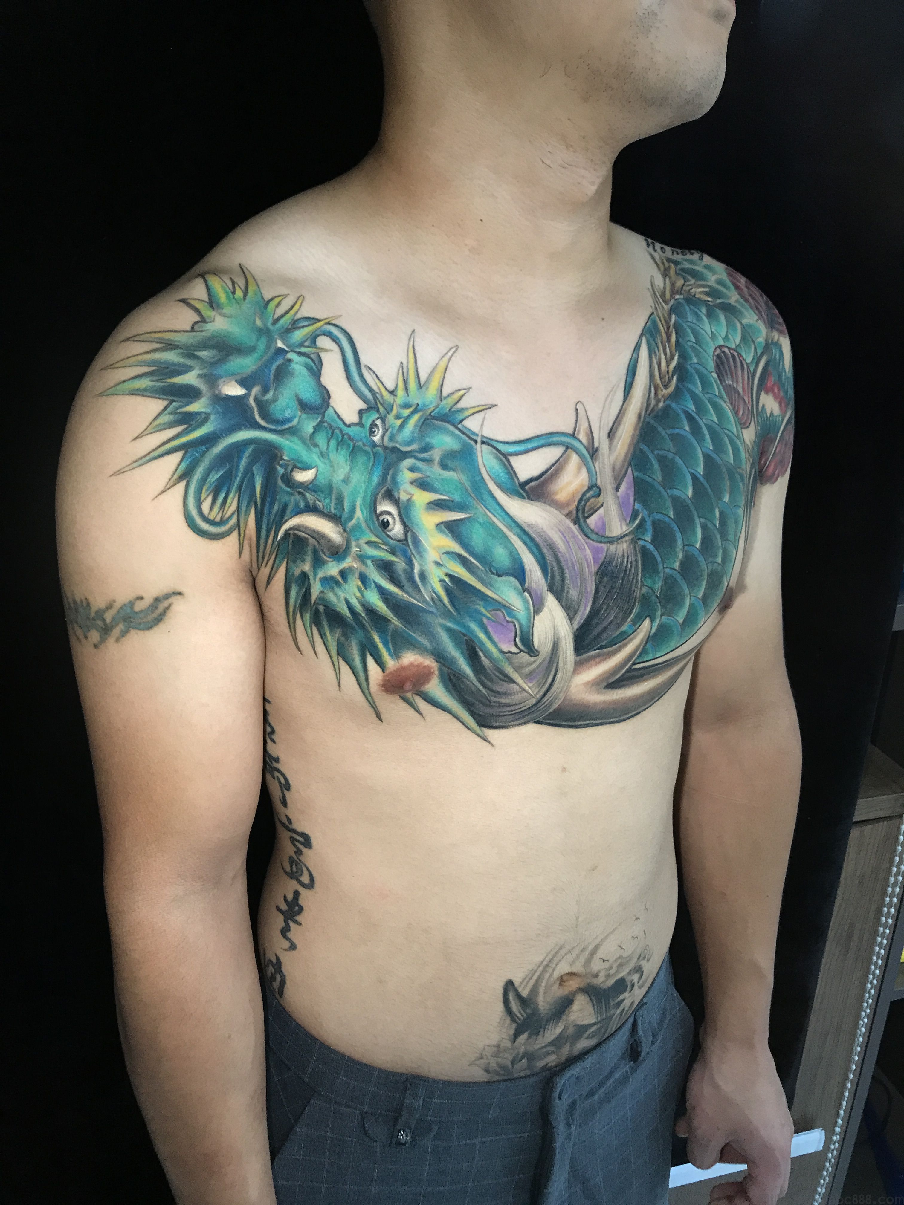 胸口龙纹身